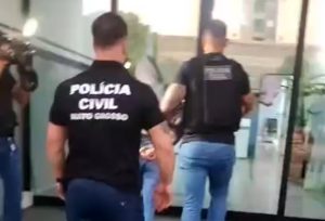 Enfermeira é presa em Rondonópolis acusada de fotografar abusos de crianças e enviar para ex-vereador; vídeo mostra prisão