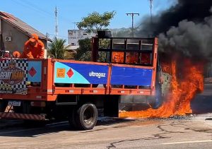 Vídeo impressionante mostra caminhão carregado com botijões de gás em chamas na BR-364