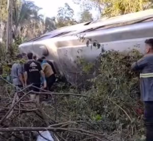 Duas pessoas morrem e diversas ficam feridas após ônibus tombar na Serra de São Vicente; vídeo