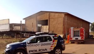 Carreta pega fogo em armazém e Bombeiros evitam destruição em Rondonópolis; vídeo