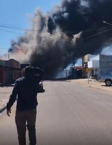 Incêndio destrói supermercado no dia do aniversário da cidade em MT; vídeo mostra moradores em pânico