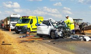 Motorista morre após colisão brutal com caminhão na BR-163; veículo ficou despedaçado