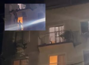 Homem mata esposa a marretadas na frente das filhas, tenta fugir pulando de prédio mas acaba detido; vídeo mostra tudo