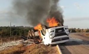 Vídeo mostra momento em que caminhoneiro morre carbonizado dentro de caminhão em MT