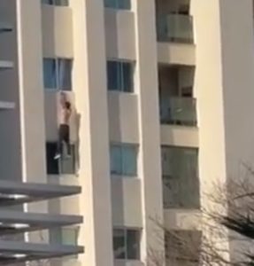 Vídeo mostra jovem caindo de prédio e morrendo após brigar com a namorada; imagens fortes