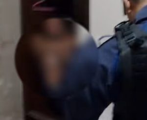 Vídeo mostra covarde escondido em guarda-roupa após espancar a esposa em MT; assista tudo