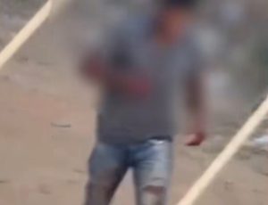 Vídeo chocante mostra homem ensanguentado após degolar mulher em estacionamento; PM prendeu o criminoso