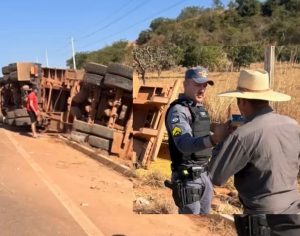 Bêbado, motorista consegue proeza de tombar carreta e acaba preso pela PM; vídeo