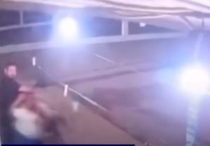 Mulher perde os dentes após ser espancada pelo marido ciumento; vídeo mostra agressões