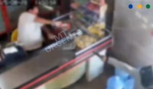 Vídeo mostra comerciante sendo baleado no olho por pistoleiro em MT; bandido acabou baleado