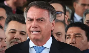 Bolsonaro tem até as 20h34 para explicar suposto pedido de asilo