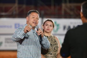Prefeito prestigia abertura do rodeio e homenageia homem do campo