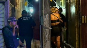 Briga entre marido e mulher termina com agressor morto por vizinho com facada no pescoço; vídeo forte