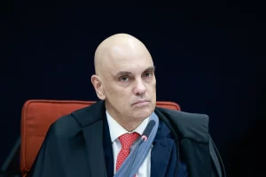 Moraes distorce postagens de Flávio e Eduardo ao decretar prisão domiciliar de Bolsonaro