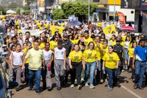 Primeira-dama Alessandra Ferreira representa Prefeitura na Caminhada pela Vida