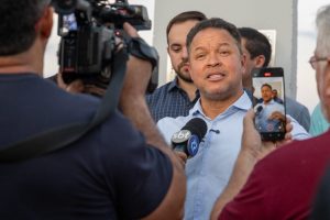 Prefeito de Rondonópolis esculhamba Energisa em inauguração de rede de água, esgoto e energia no bairro Alfredo de Castro