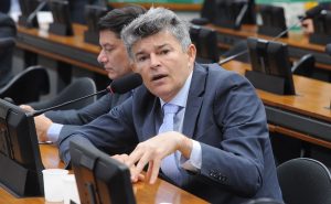 “Se o Brasil tivesse normalidade jurídica, o camburão da PF já teria levado o ministro Alexandre algemado”, diz Medeiros