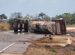 VÍDEO | Carreta tomba e pessoa morre na BR-364; derramamento de diesel interditou pista