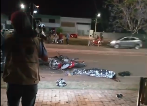Colisão entre motos mata um e deixa outro em estado grave em Rondonópolis; imagens fortes