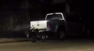 Casal bêbado cai na pancada após colidir em Amarok e acaba preso em Rondonópolis; vídeo
