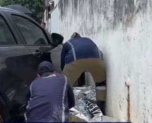 Adolescente morre prensado em muro após colisão entre moto e carro em MT; vídeo