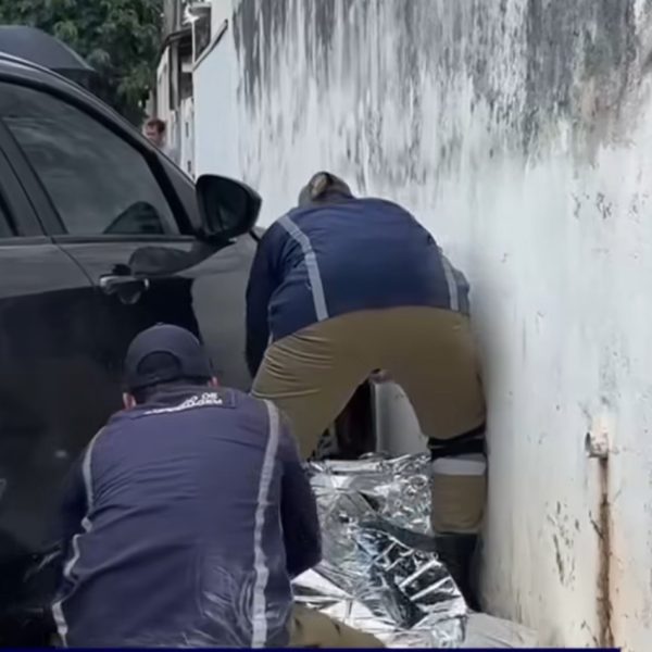 Adolescente morre prensado em muro após colisão entre moto e carro em MT; vídeo