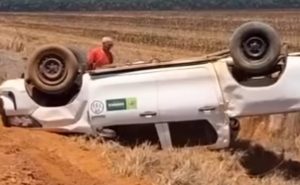 Vídeo mostra tensão após motorista capotar camionete de secretaria de Educação e ficar ferido em MT