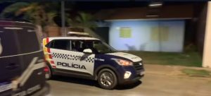 Dupla ‘descarrega’ arma contra casa e bala acerta cama de menor em MT; vídeo