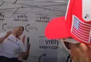 Morre influencer aliado de Trump após ser baleado em evento nos EUA; vídeo forte
