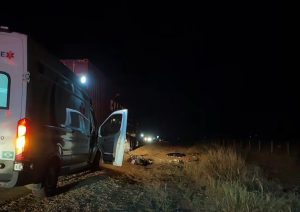 Motociclista morre após tentar ultrapassagem e bater de frente com carreta na MT-130
