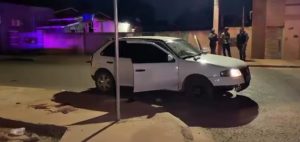 ‘Peitudo’ armado reage a abordagem policial e leva tiro no peito da Força Tática; vídeo