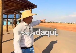 Prefeito Cláudio promete transformar praça ‘fantasma’ em mirante de Rondonópolis; vídeo