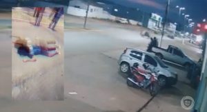 Técnica de enfermagem fica em estado grave após forte colisão entre motos em MT; vídeo mostra acidente