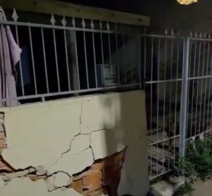 Machão bêbado é preso após ameaçar esposa e ainda quebrar muro da casa em Rondonópolis; vídeo