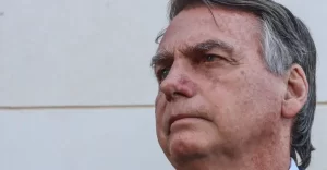Bolsonaro deixa hospital depois de procedimento para remover lesões na pele