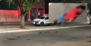 Homem é assassinado a tiros ao lado de catedral em MT; vídeo forte