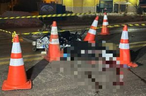 Motociclista tem cabeça esmagada ao colidir contra carreta na BR-070 em MT; imagens fortes