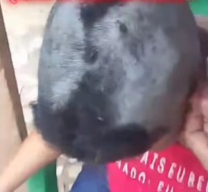 Vídeo mostra lunático raspando o cabelo da ex por não aceitar o fim em MT
