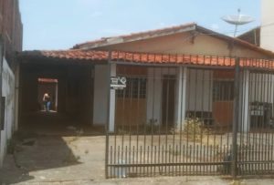Assaltante é pego com a ‘boca na botija’ com objetos prontos para levar de casa em Rondonópolis; vídeo