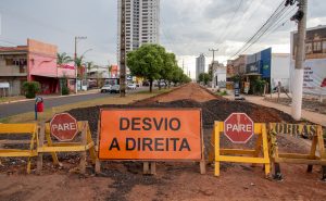 Prefeitura investe na melhoria estrutural do pavimento na Av. Júlio Campos