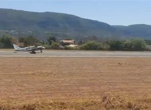 Aeronave com deputado estadual faz aterrissagem de emergência após falha no trem de pouso; vídeo