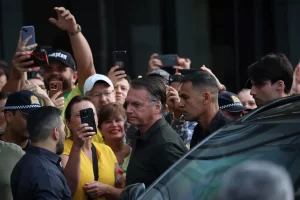 Bolsonaro passa mal e é levado para hospital em Brasília
