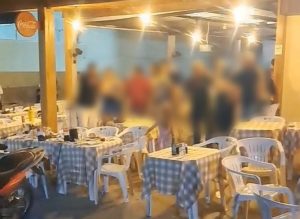 Vídeo mostra machões brigando em pizzaria na frente de familiares em MT