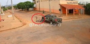 Motociclista tem fratura exposta após viatura da PM Ambiental invadir preferencial; assista
