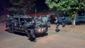 Homem é brutalmente assassinado a tiros na porta de casa e amigo escapa da morte em MT; vídeo
