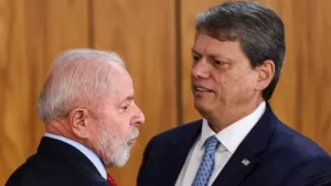 Lula chama Tarcísio de “serviçal de Bolsonaro” e critica postura do governador de SP
