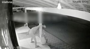 Lunático mata várias pessoas a facadas antes de ser morto pela polícia; vídeo forte mostra frieza em uma das mortes