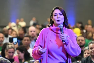 Michelle publica foto de Lula com camisa a favor de anistia
