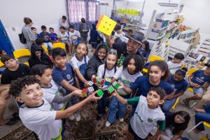 Projeto piloto: Gestão Cláudio leva aprendizado do cubo mágico para escolas da rede