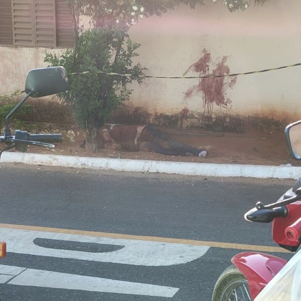 Homem é brutalmente assassinado a facadas durante bebedeira em MT; imagens fortes